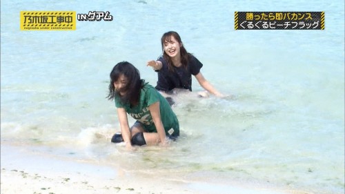 乃木中グアム ビーチフラッグ「まいまいも美彩センと仲良く入水」