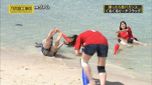 乃木中グアム ビーチフラッグ「みなみコケる尻はムチムチ」