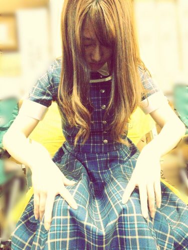 おかしな格好で寝る桜井玲香