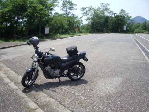ジェイド250 無人の駐車場にて